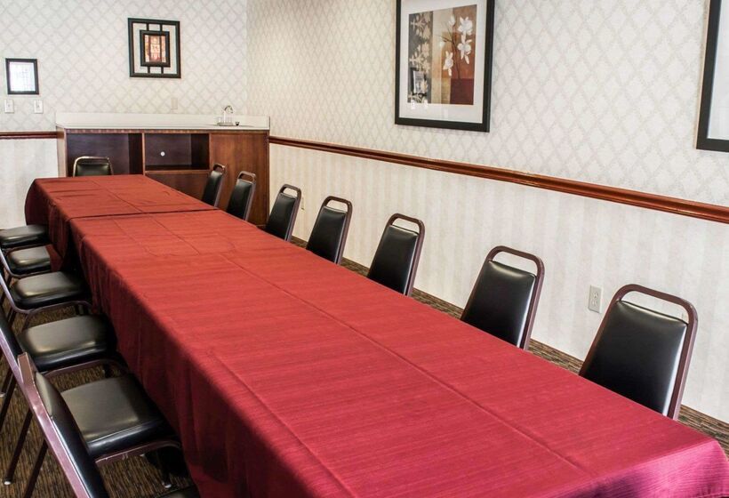 בית מלון כפרי Sleep Inn & Suites Virginia Horse Center