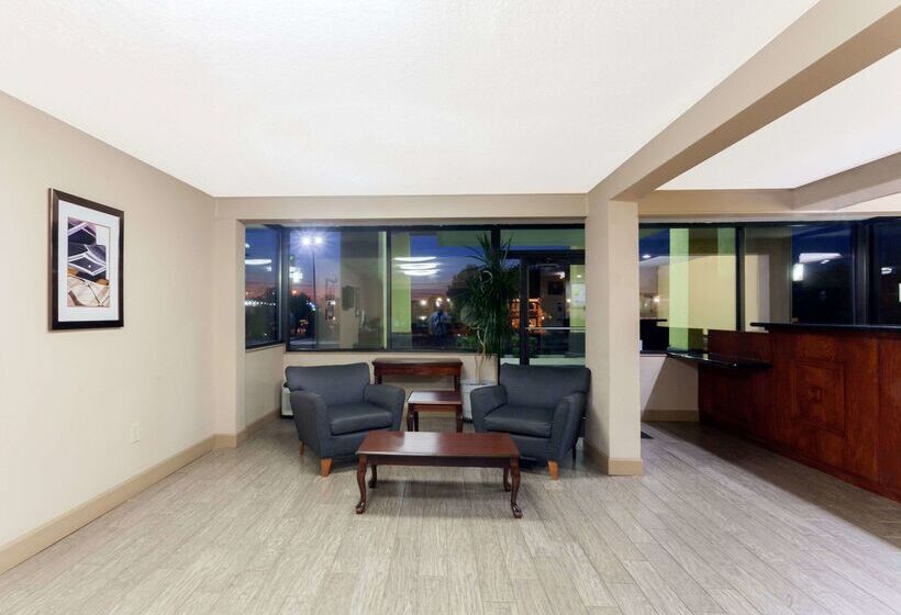 هتل Super 8 By Wyndham Clarksville Northeast