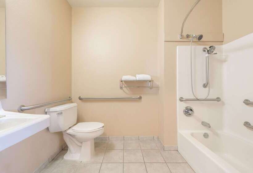 هتل Super 8 By Wyndham Fort Worth Stockyards