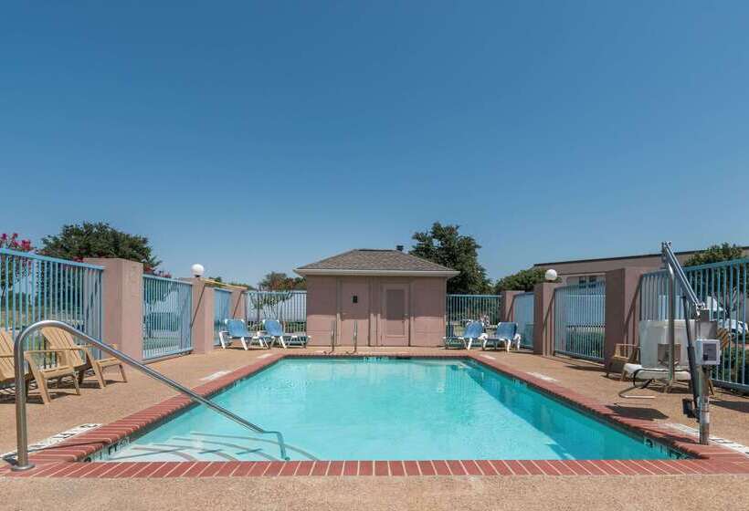 هتل Super 8 By Wyndham Fort Worth Stockyards