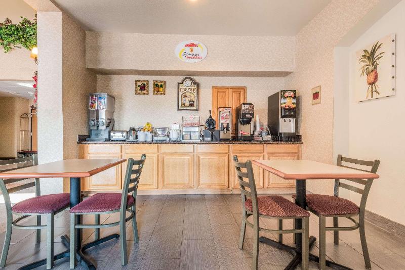 هتل Super 8 By Wyndham Fort Worth Stockyards