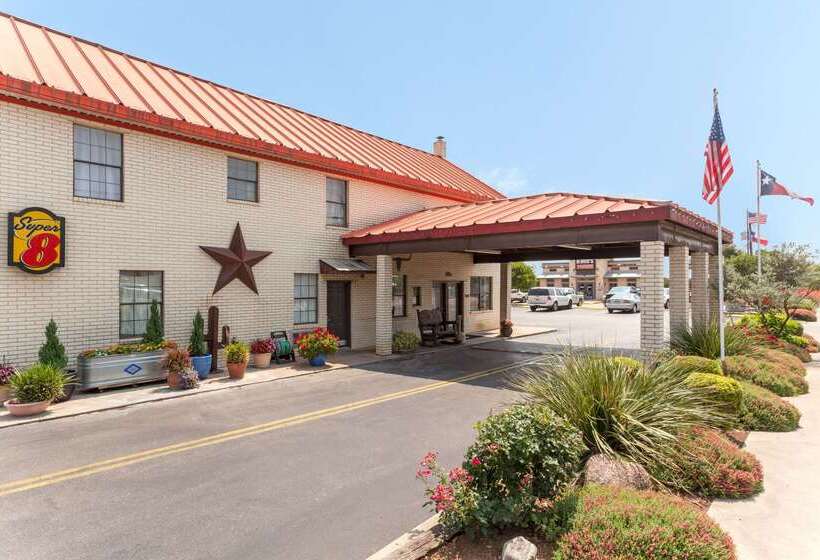 هتل Super 8 By Wyndham Fredericksburg