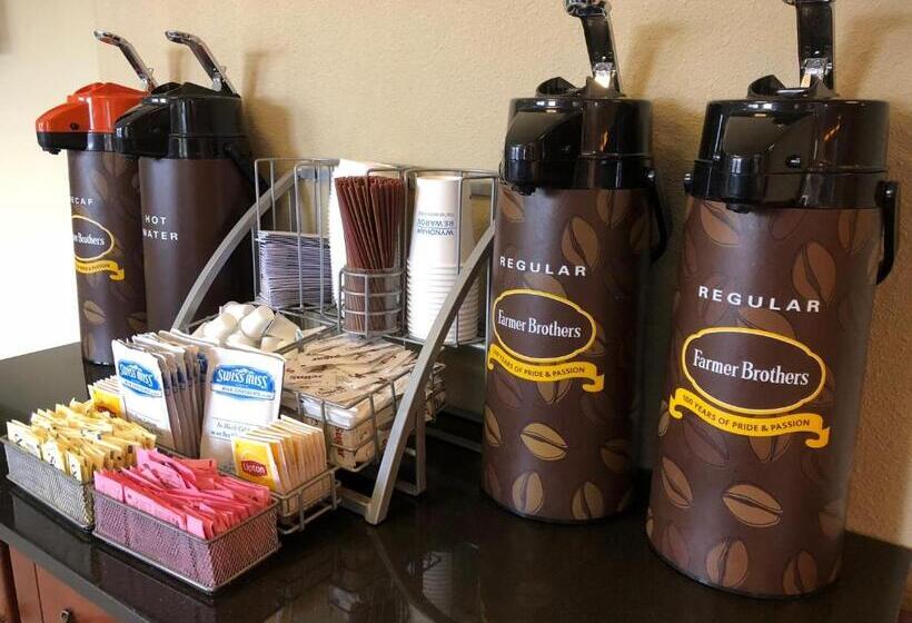 هتل Super 8 By Wyndham Lagrande
