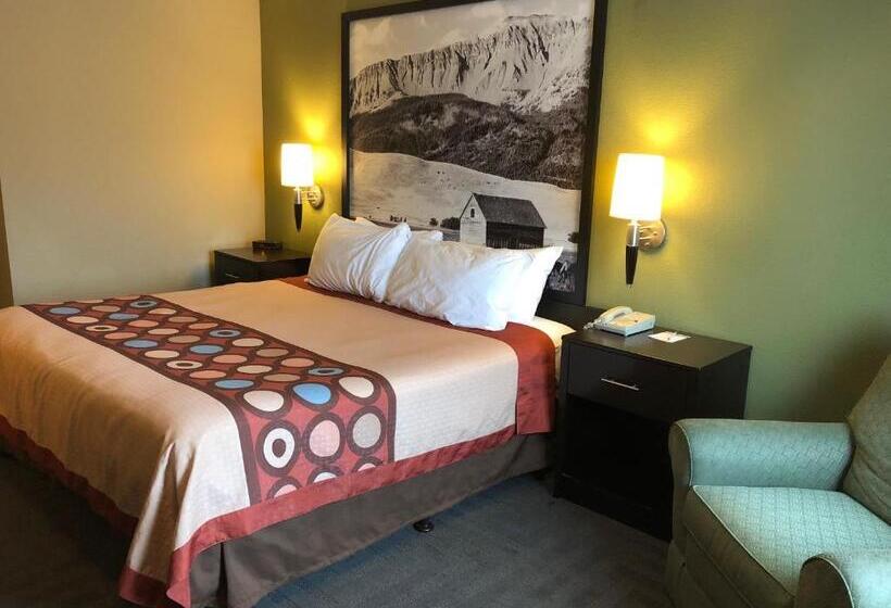 هتل Super 8 By Wyndham Lagrande