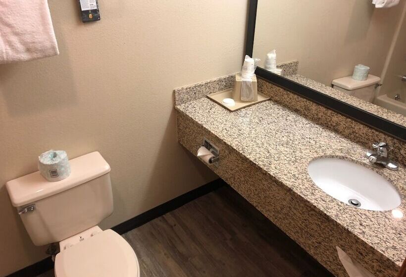 هتل Super 8 By Wyndham Lagrande
