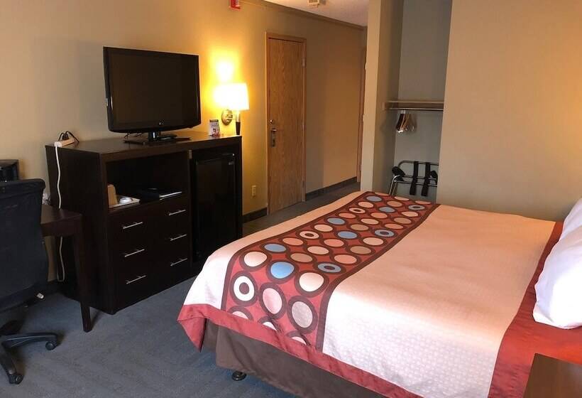 هتل Super 8 By Wyndham Lagrande