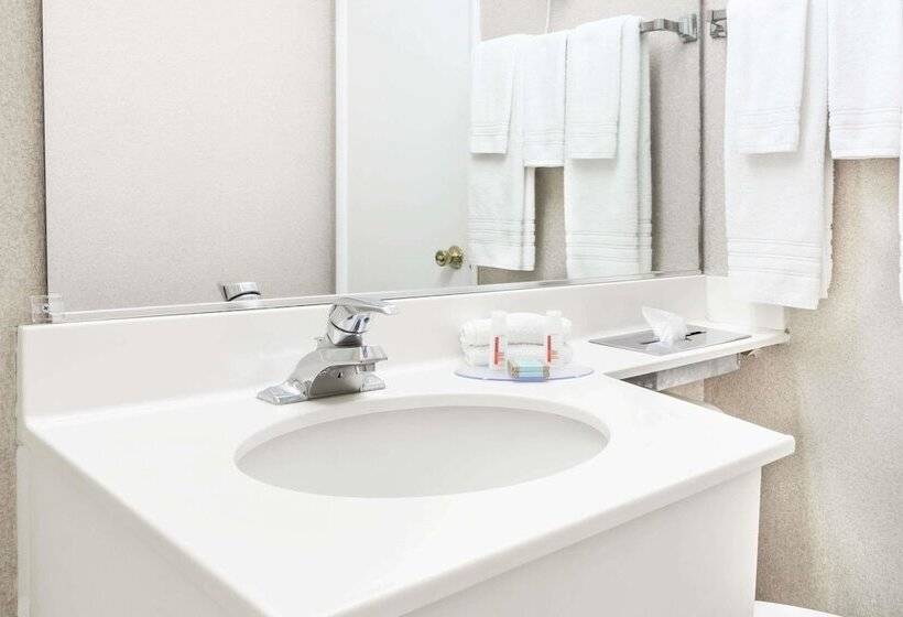 هتل Travelodge By Wyndham La Grande