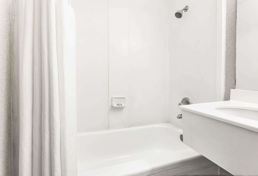 هتل Travelodge By Wyndham La Grande