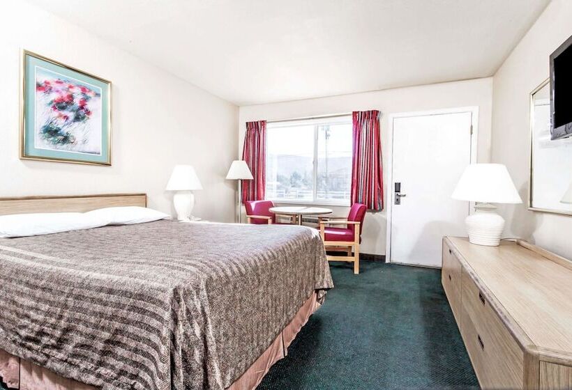 هتل Travelodge By Wyndham La Grande