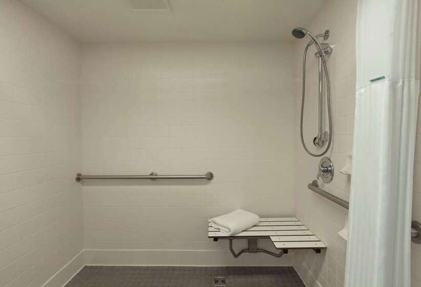 هتل Travelodge By Wyndham Redding Ca