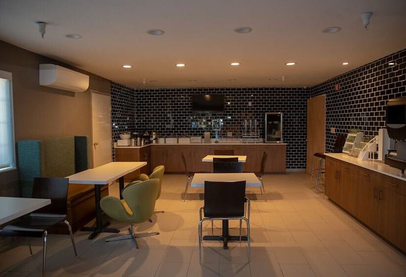 فندق على الطريق Clarion Pointe Indianapolis Airport