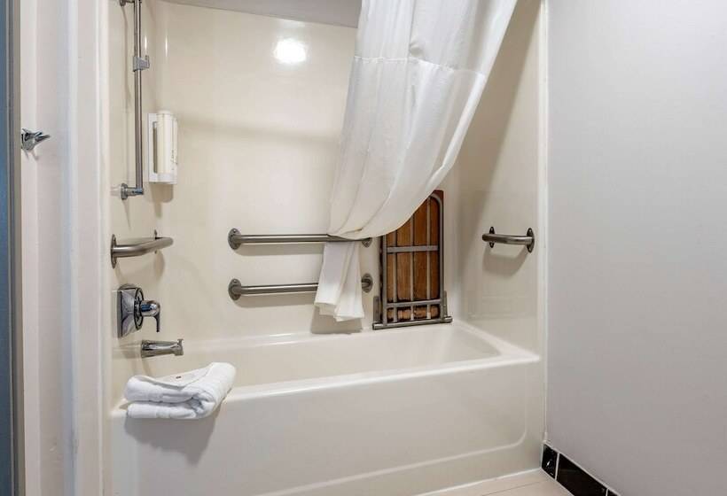 فندق على الطريق Clarion Pointe Indianapolis Airport