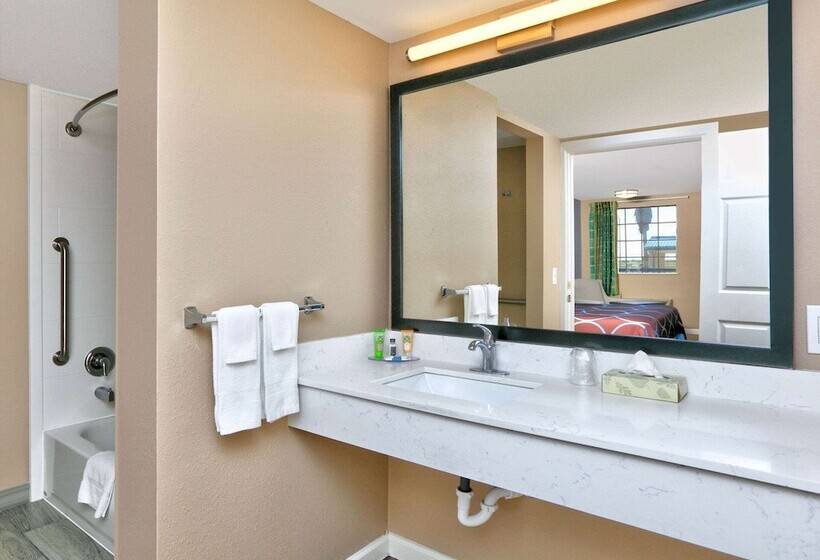 مُتل Super 8 By Wyndham Victoria / South / Hwy 59