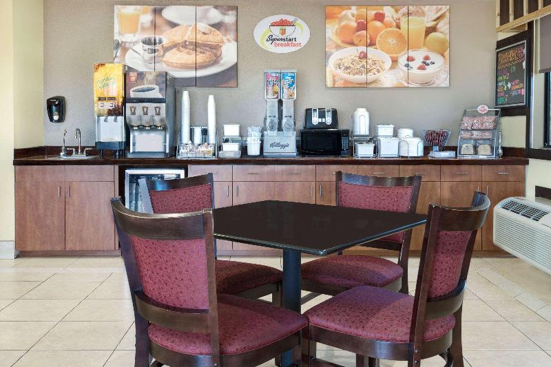 مُتل Super 8 By Wyndham Victoria/north/mall Area