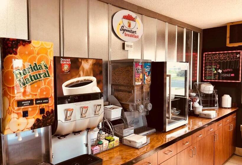 مُتل Super 8 By Wyndham Victoria/north/mall Area
