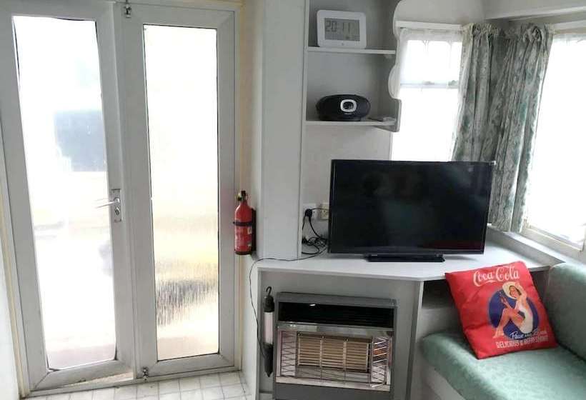 Bungalow With 2 Bedrooms In Cuffy, With Furnished Garden And Wifi  600 M From The Beach
