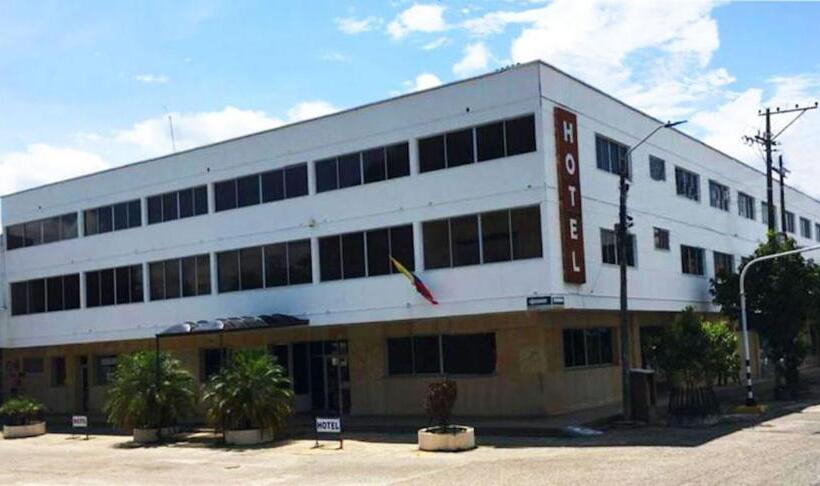 هتل Mall Santana Del Río