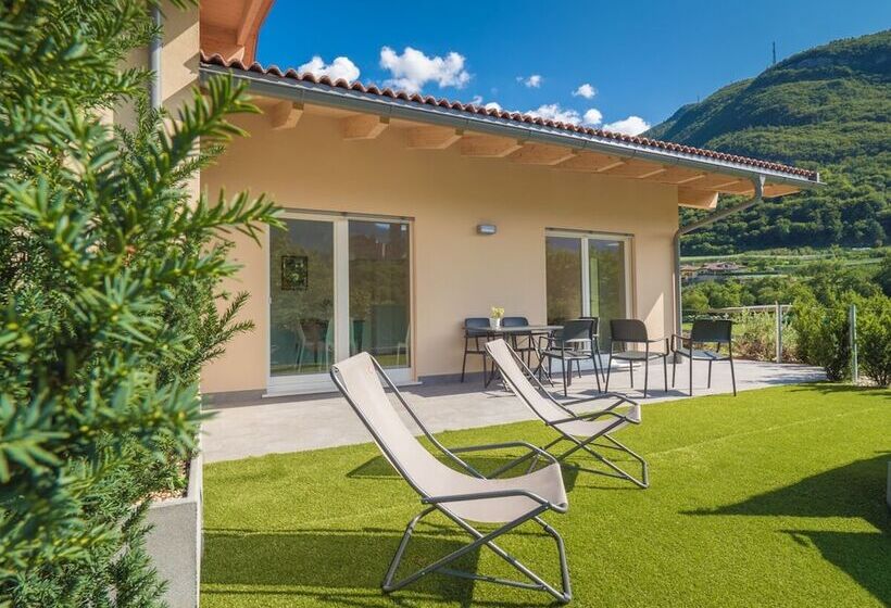 住所  La Gazza Ladra Apartments
