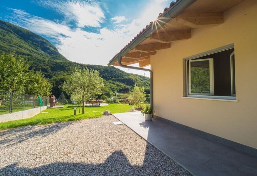 住所  La Gazza Ladra Apartments