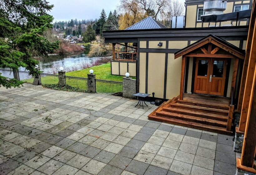 Riverside Inn