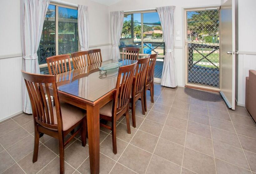 فندق Big4 Moruya Heads Easts Dolphin Beach Holiday Park