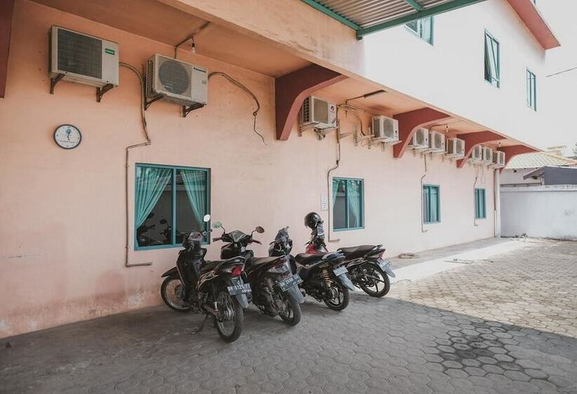 هتل Reddoorz Plus Near Tugu Tari Thehok Jambi