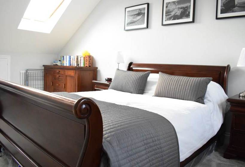 Modern Family Home Near Wimbledon With Garden