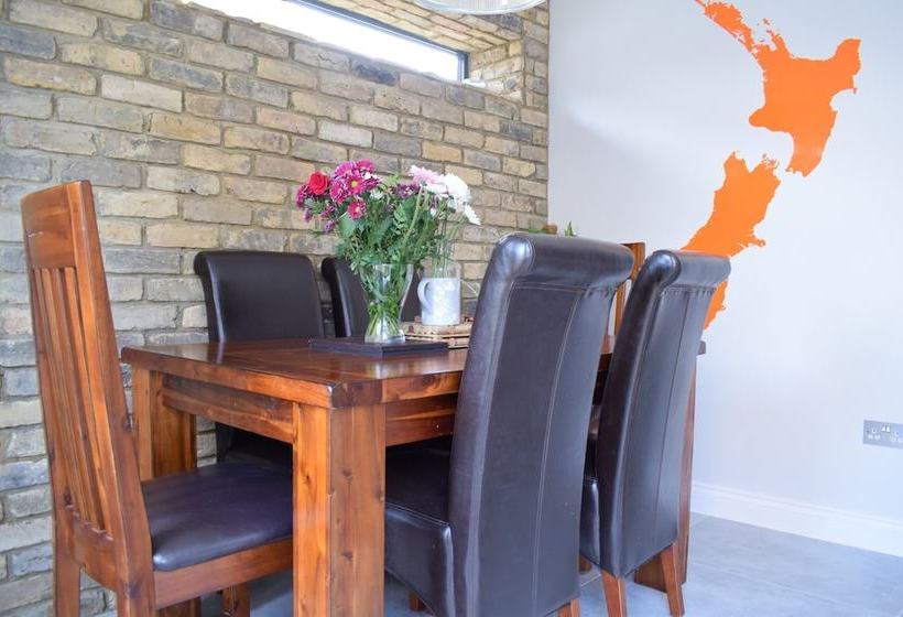 Modern Family Home Near Wimbledon With Garden