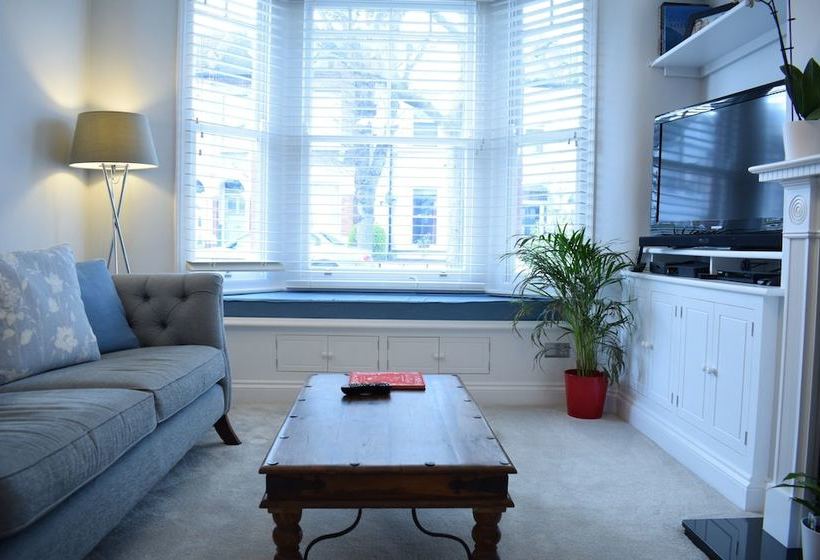 Modern Family Home Near Wimbledon With Garden