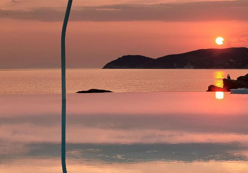 استراحتگاه Alexandra Elegance Bridging Generations