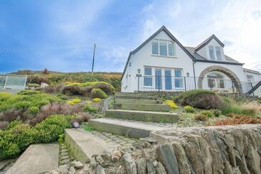 Stables Croyde 4 Bedrooms, Sleeps 8, Sea & Beach Views