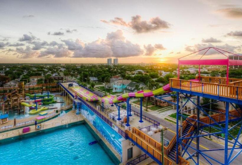 هتل Pirates Cove Resort Studios!