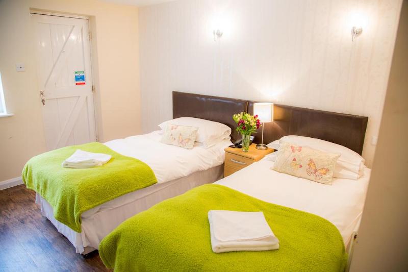 Отель Stay And Relax At The Yew Tree
