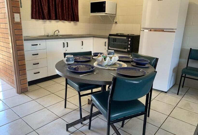 Sandpiper Motel