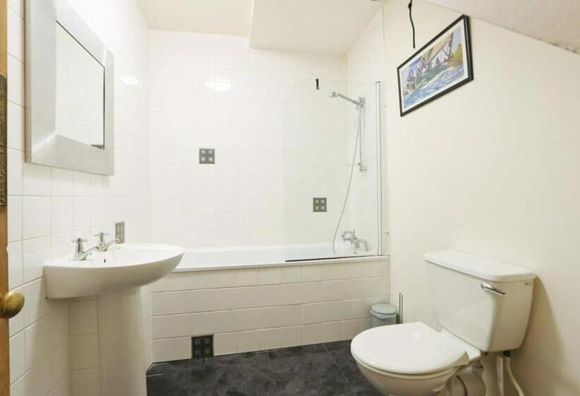 هاستل Unique & Homely Suite With Own Access