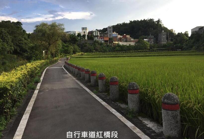 تختخواب و صبحانه Johnnie S Inn