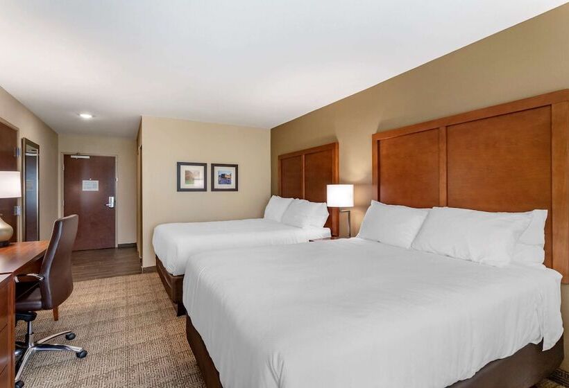هتل Comfort Inn & Suites