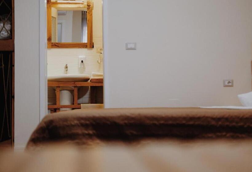 پانسیون At Pikotiko S   Korca City Rooms For Rent