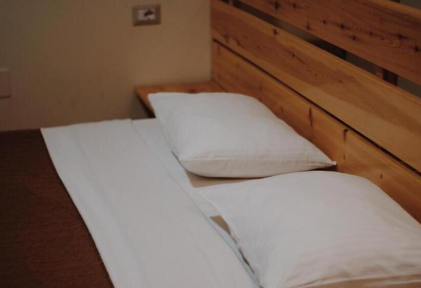 پانسیون At Pikotiko S   Korca City Rooms For Rent