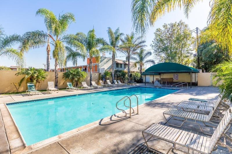 Colonial Pool & Spa Motel
