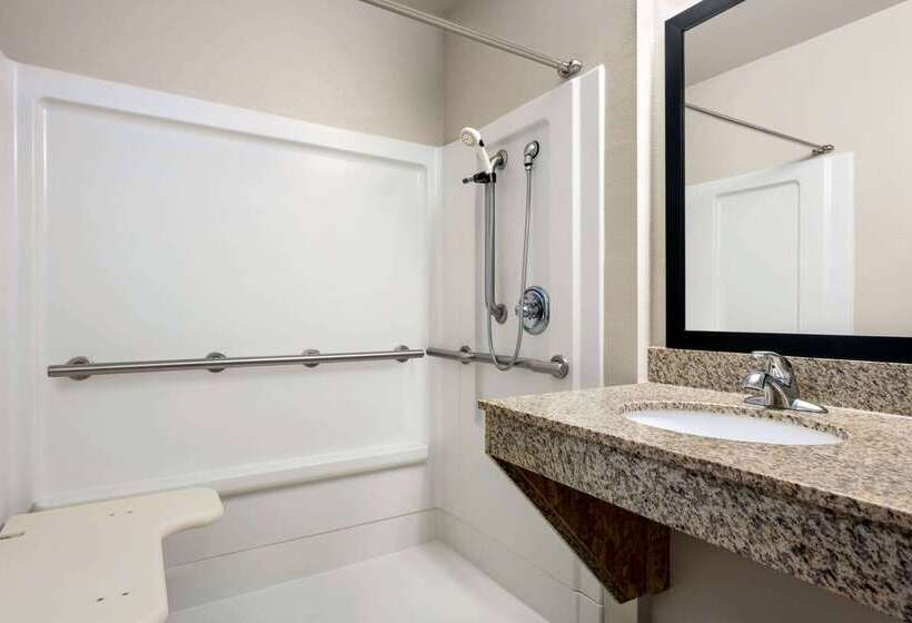 Отель Baymont By Wyndham Hearne