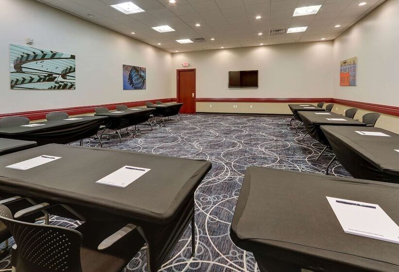 هتل Doubletree By Hilton St. Louis Forest Park