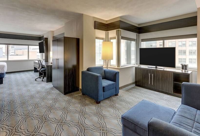 هتل Doubletree By Hilton St. Louis Forest Park