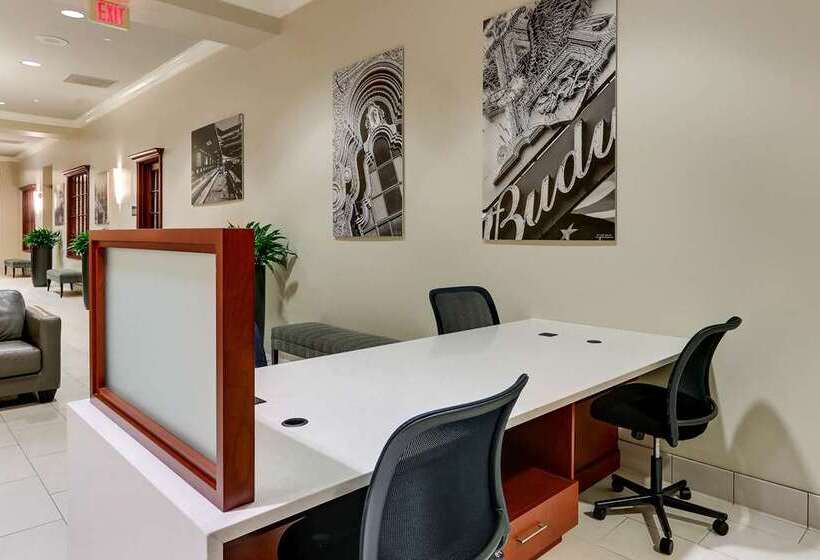 هتل Doubletree By Hilton St. Louis Forest Park