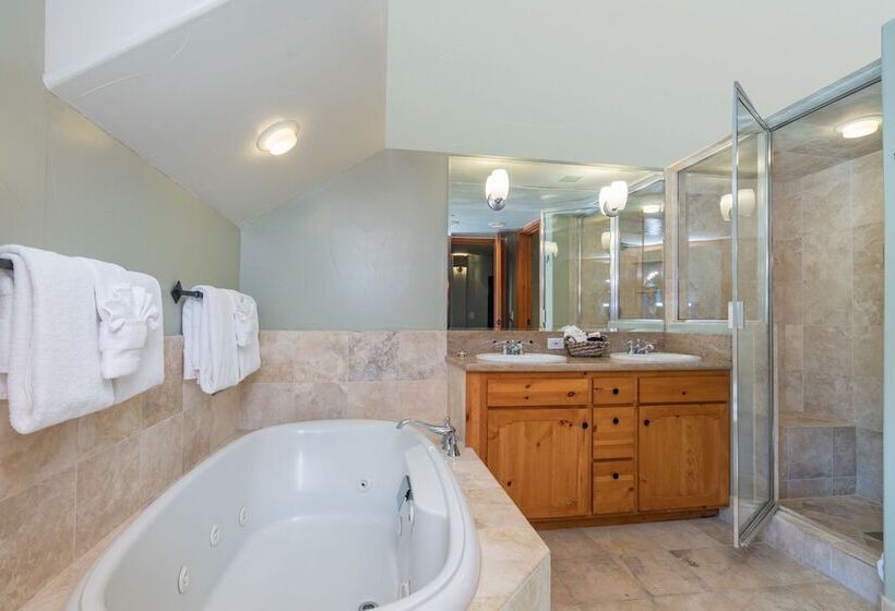 هتل Inn At Lost Creek
