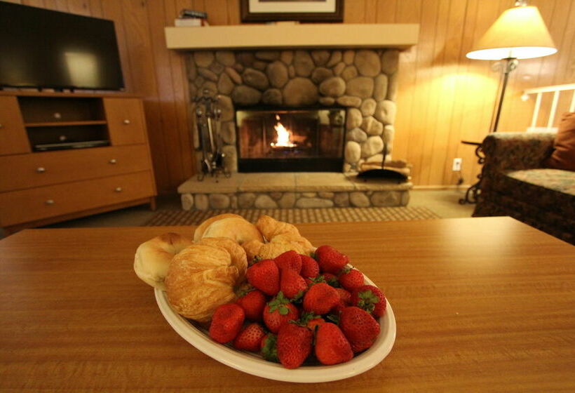 בית מלון כפרי Lake Arrowhead Chalets