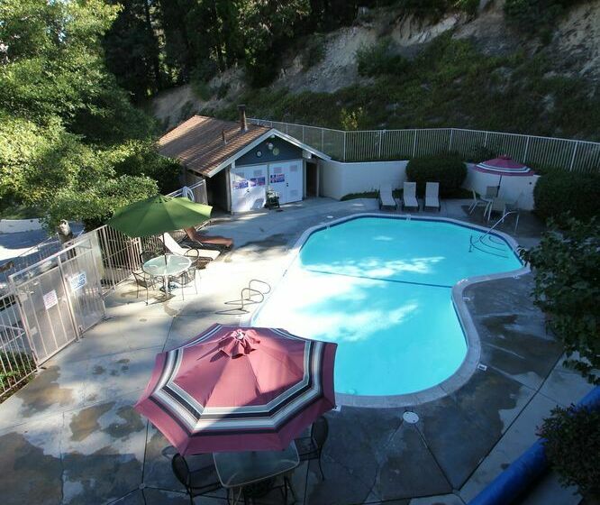 בית מלון כפרי Lake Arrowhead Chalets