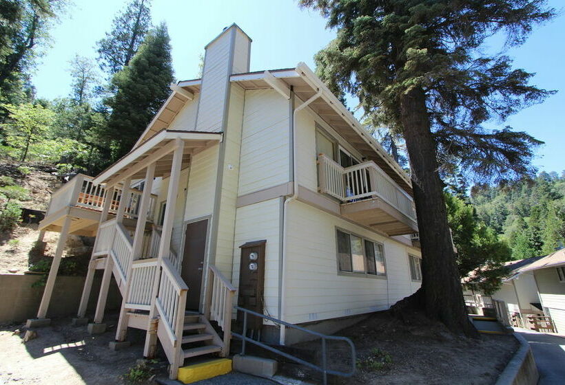 בית מלון כפרי Lake Arrowhead Chalets