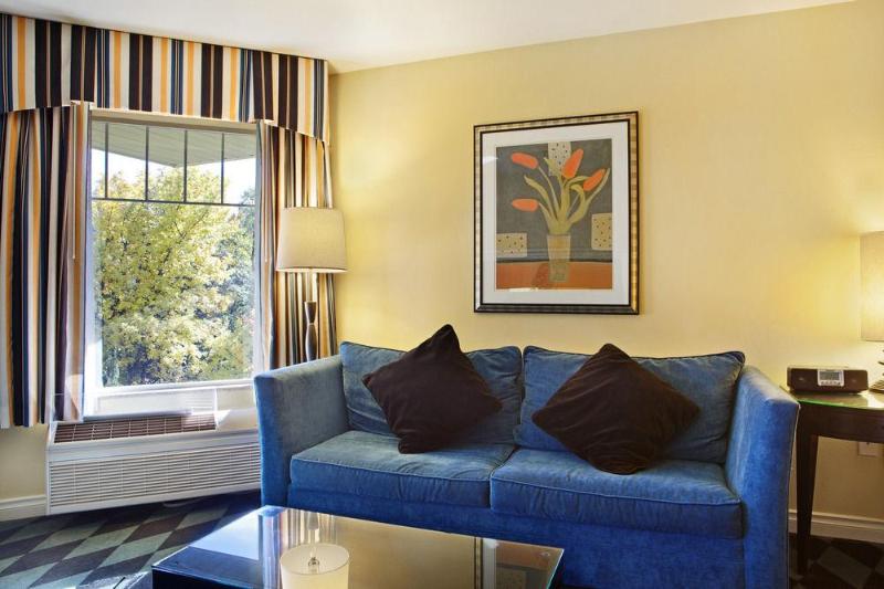 هتل Plaza Inn & Suites At Ashland Creek