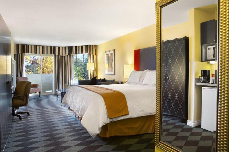 هتل Plaza Inn & Suites At Ashland Creek